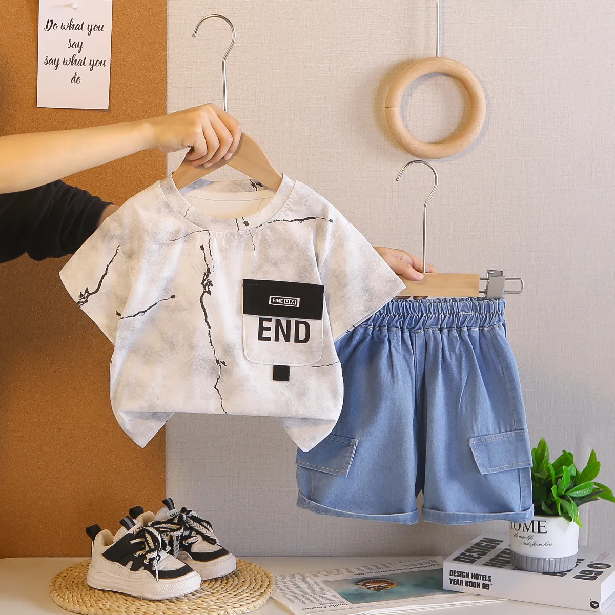 Летний модный комплект для мальчиков из 2 предметов: футболка с графическим принтом и карманом, джинсовые шорты с эластичным поясом, повседневная одежда для малышей 1-5 лет
Летний модный комплект для мальчиков из 2 предметов: футболка с графическим принтом и карманом, джинсовые шорты с эластичным поясом, повседневная одежда для малышей 1-5 лет