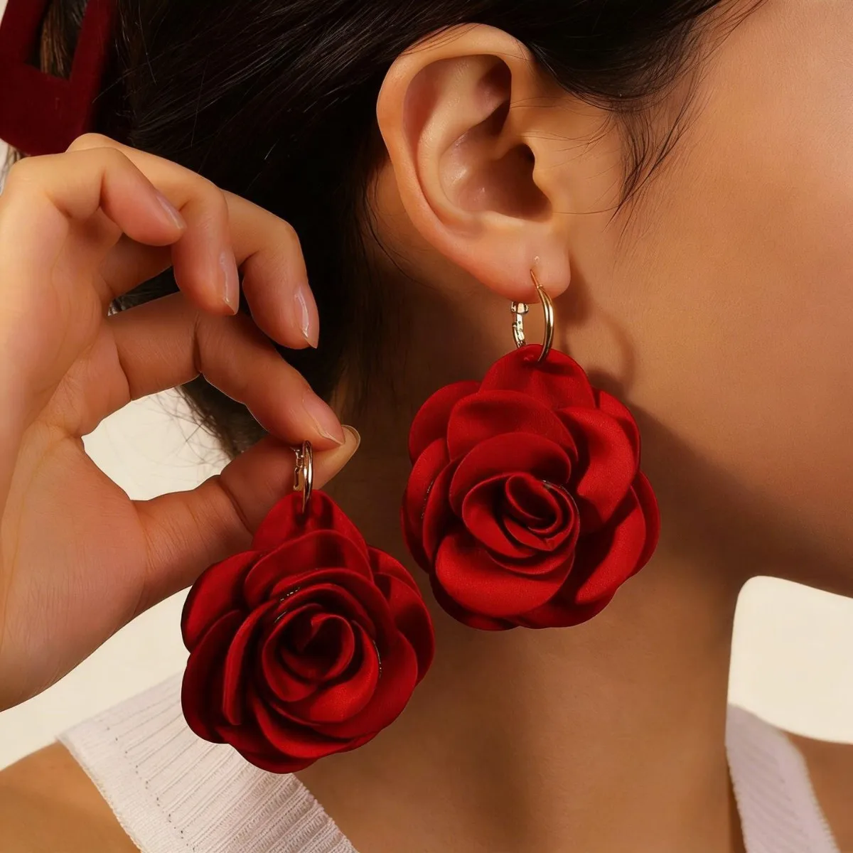 Europe and the United States hot-selling new camellia earrings light luxury fashion accessories retro simulation simple cross-border flower earrings women
Europe and the United States hot-selling new camellia earrings light luxury fashion accessories retro simulation simple cross-border flower earrings women