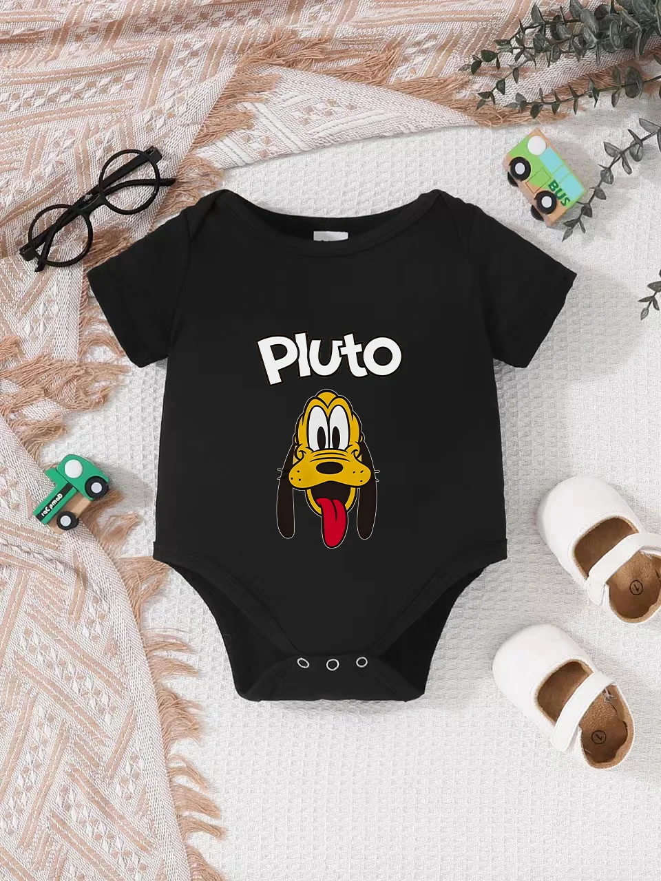 【Officially Authorized】 Disney "Pluto" Baby triangle onesie: Playful Pluto Face Print, Soft Comfortable Fabric
【Officially Authorized】 Disney "Pluto" Baby triangle onesie: Playful Pluto Face Print, Soft Comfortable Fabric