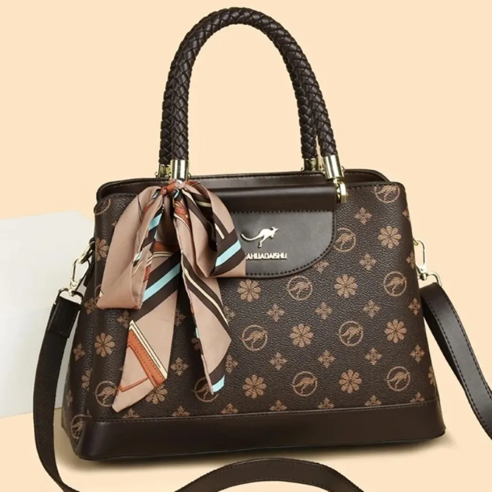 Monogram Printed Leather Handbag Braided Handle with Silk Scarf Decor 3 Layers Shoulder Crossbody Tote Commute Bag for Women Sac
Monogram Printed Leather Handbag Braided Handle with Silk Scarf Decor 3 Layers Shoulder Crossbody Tote Commute Bag for Women Sac