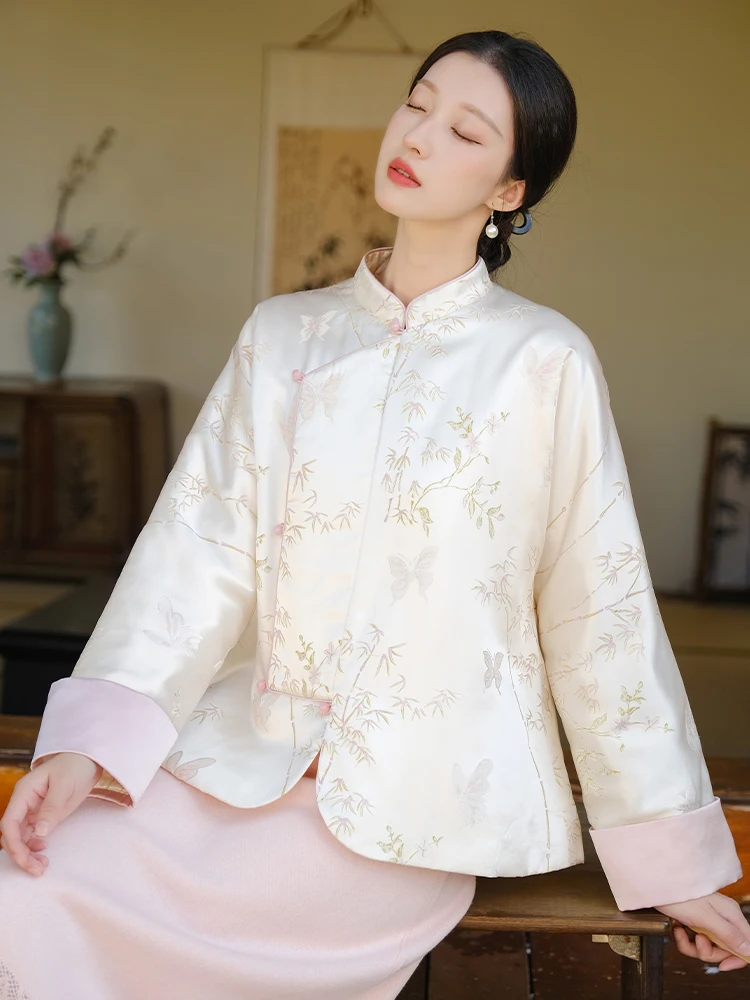 Оригинальный дизайн, шелковое бамбуковое хлопковое пальто с вышивкой, китайское национальное зимнее шелковое пальто высокого класса
Оригинальный дизайн, шелковое бамбуковое хлопковое пальто с вышивкой, китайское национальное зимнее шелковое пальто высокого класса