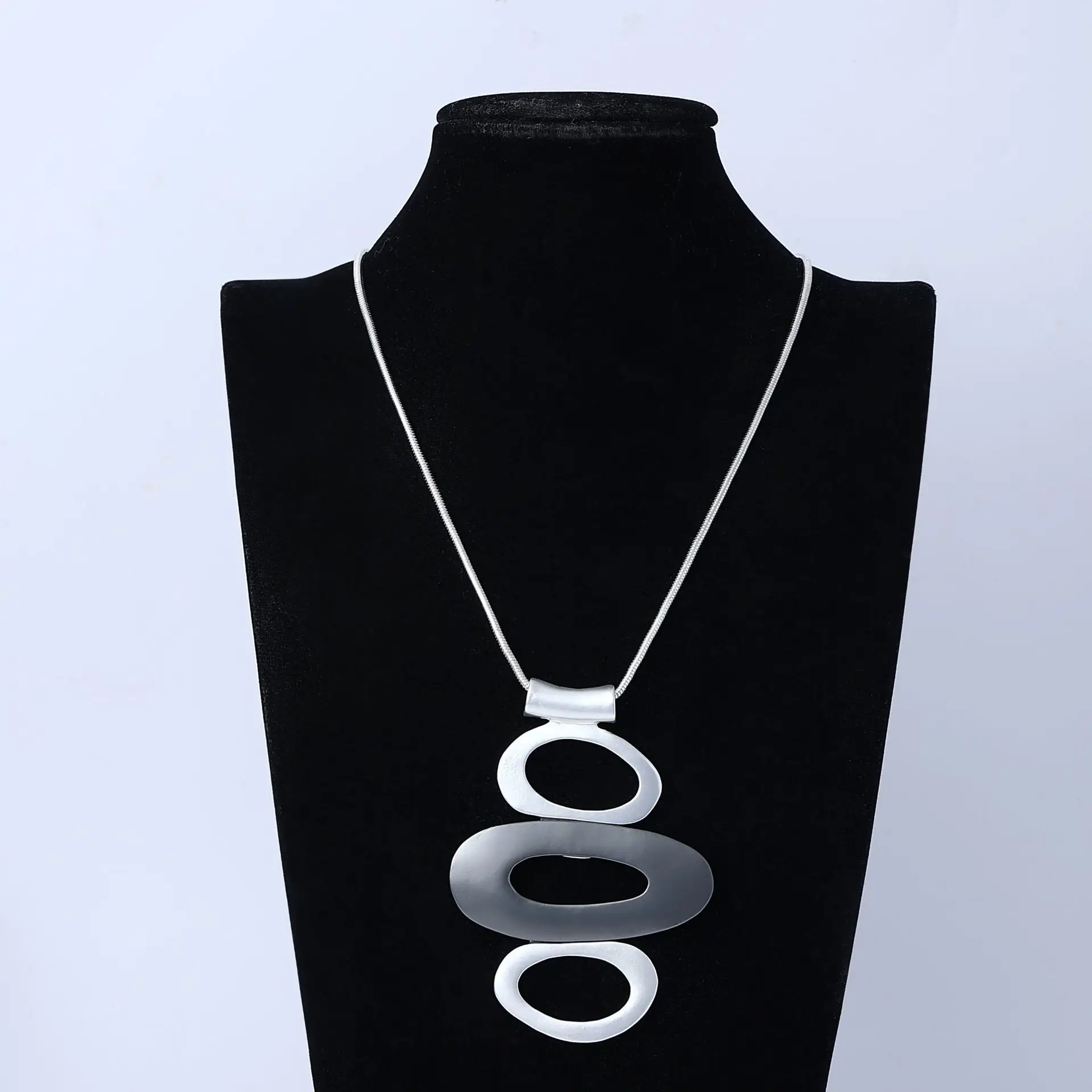 Kaseakia Fashionable and Personalized Metal Oval Pendant Women's Long Necklace Jewelry Accessories
Kaseakia Fashionable and Personalized Metal Oval Pendant Women's Long Necklace Jewelry Accessories