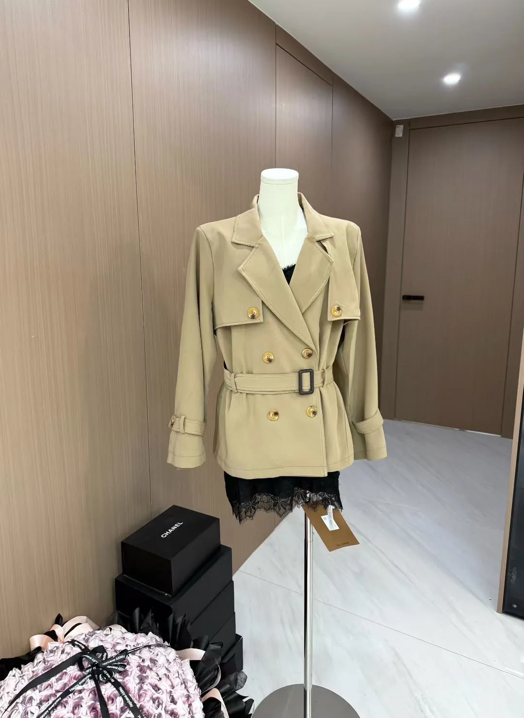 Женский шикарный двубортный плащ с длинными рукавами и поясом, женская весенне-осенняя уличная одежда, однотонный короткий плащ, верхняя одежда 
Женский шикарный двубортный плащ с длинными рукавами и поясом, женская весенне-осенняя уличная одежда, однотонный короткий плащ, верхняя одежда