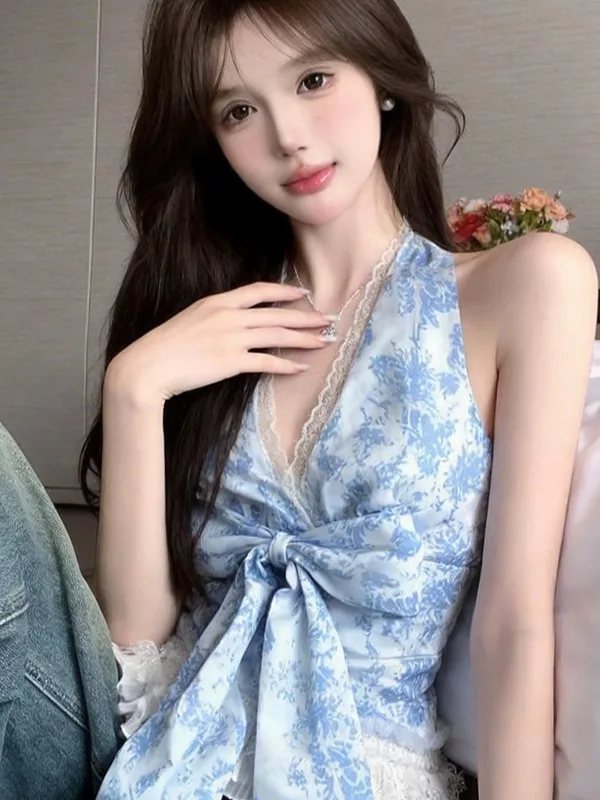 Elegant Lace Trim V-Neck Halter Top Women's Summer Tank Top Beautiful Back Strap Knot Polyester Fiber Slim Fit
Elegant Lace Trim V-Neck Halter Top Women's Summer Tank Top Beautiful Back Strap Knot Polyester Fiber Slim Fit