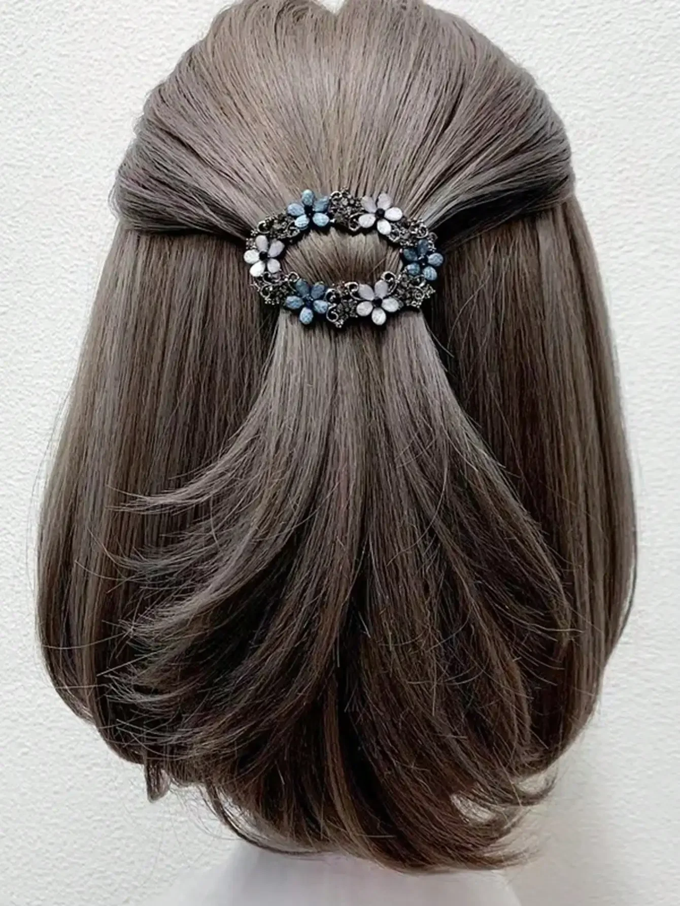 1pc Vintage Hollow Alloy Hair Clip, Ellipse Shaped Luxury Hairpin With Spring Clip And Inlaid Rhinestone Decoration Valentine's Day, School Stuff, Hair Accessories, Head Accessories
1pc Vintage Hollow Alloy Hair Clip, Ellipse Shaped Luxury Hairpin With Spring Clip And Inlaid Rhinestone Decoration Valentine's Day, School Stuff, Hair Accessories, Head Accessories