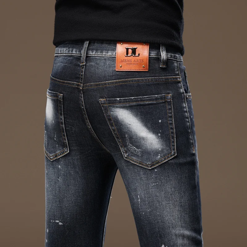 2025 Новые мужские джинсы в стиле ретро с стрейч, маленькие ноги, красивый пике, элитный отдых, брюки с заплатками 
2025 Новые мужские джинсы в стиле ретро с стрейч, маленькие ноги, красивый пике, элитный отдых, брюки с заплатками