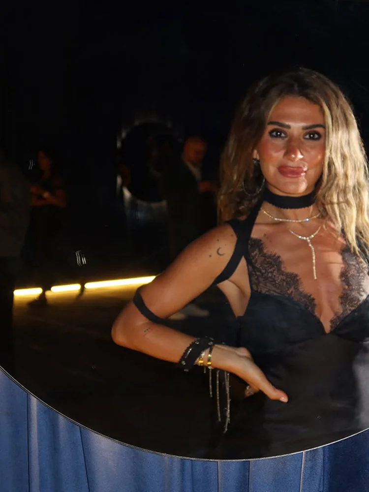 Sexy Lace Patchwork Vest Black Fashionv-neck Sleeveless Backless See Through Women Short Satin Blouse 2025 Vacation Party Vests
Sexy Lace Patchwork Vest Black Fashionv-neck Sleeveless Backless See Through Women Short Satin Blouse 2025 Vacation Party Vests