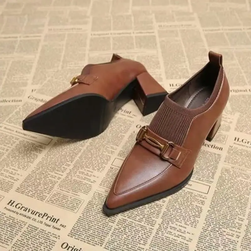 Туфли на толстом каблуке с металлической пряжкой. Осенний новый стиль. Острый носок. Глубокий носок. Одношаговые нескользящие износостойкие туфли на высоком каблуке.
Туфли на толстом каблуке с металлической пряжкой. Осенний новый стиль. Острый носок. Глубокий носок. Одношаговые нескользящие износостойкие туфли на высоком каблуке.