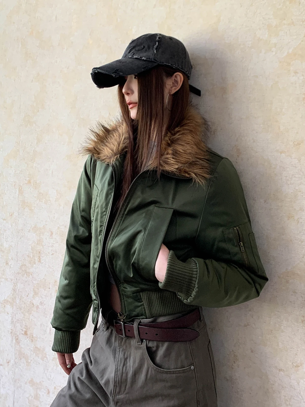 Женская утепленная куртка-бомбер в американском ретро-стиле с меховым воротником, повседневная, хлопковая, зимняя, теплая, уличная одежда
Женская утепленная куртка-бомбер в американском ретро-стиле с меховым воротником, повседневная, хлопковая, зимняя, теплая, уличная одежда