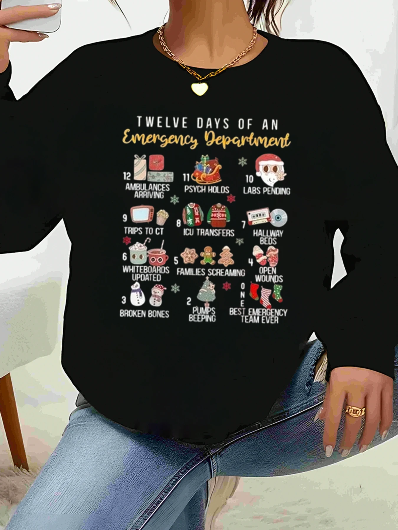 Рождественский топ с длинными рукавами и принтом «Двенадцать дней экстренного отделения» для праздничной одежды для медицинского персонала
Рождественский топ с длинными рукавами и принтом «Двенадцать дней экстренного отделения» для праздничной одежды для медицинского персонала