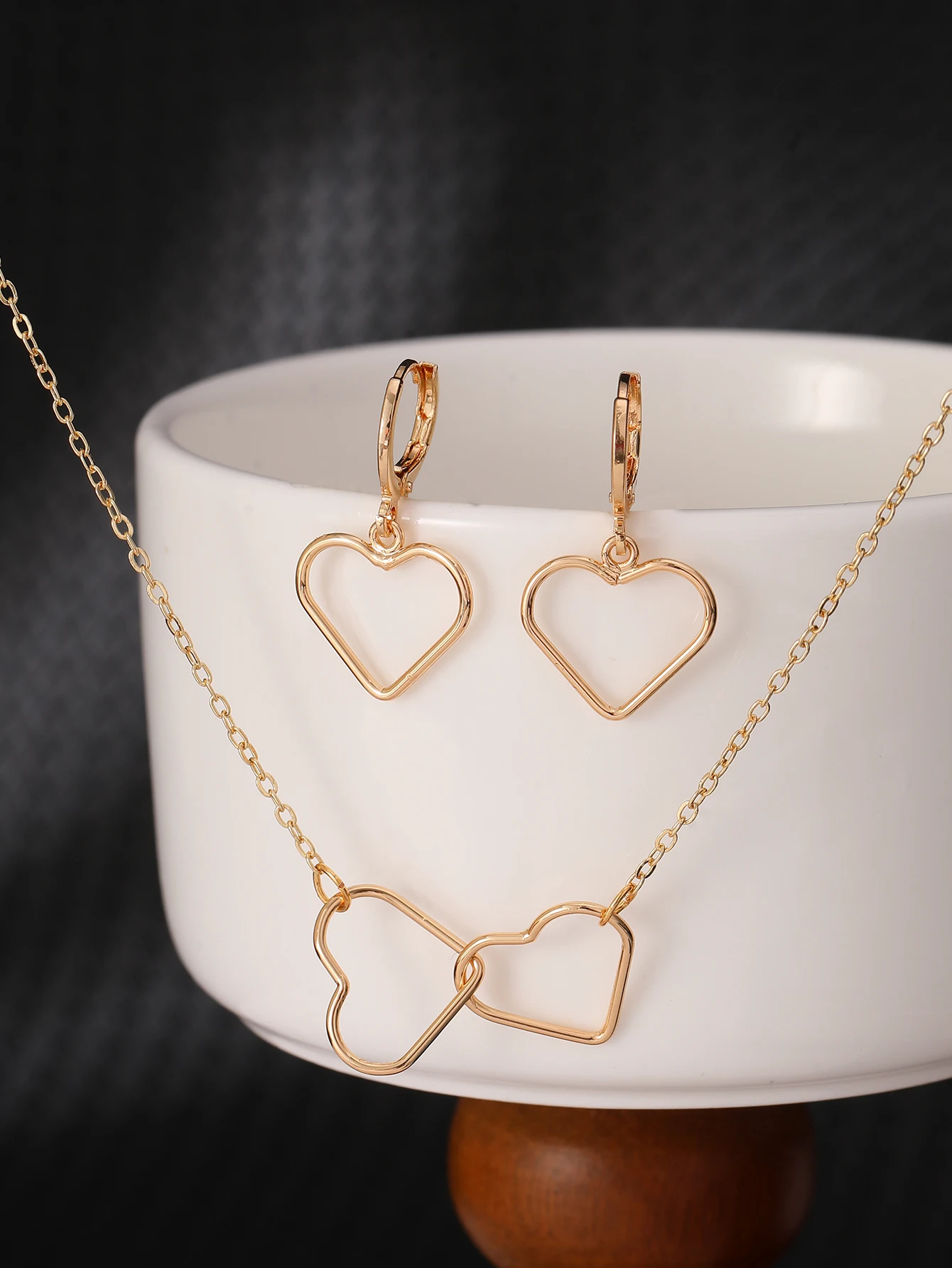 Classic Cross Chain Love Pendant Necklace And Earring Set Elegant Romantic Fashion Jewelry for Vacation Party Concert Banquet
Classic Cross Chain Love Pendant Necklace And Earring Set Elegant Romantic Fashion Jewelry for Vacation Party Concert Banquet
