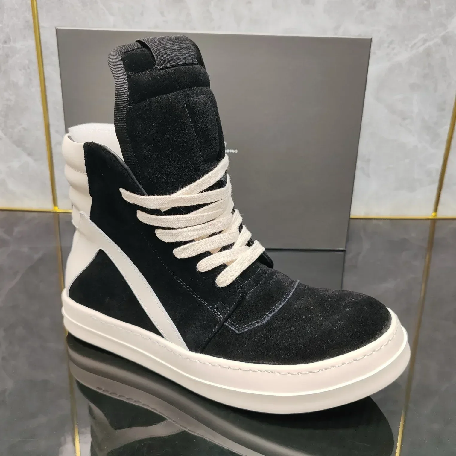 Дизайнерские новые мужские туфли Ro Black Frosted с перевернутым треугольником в британском стиле ретро, туфли для пар Joker, маленькие незаменимые.
Дизайнерские новые мужские туфли Ro Black Frosted с перевернутым треугольником в британском стиле ретро, туфли для пар Joker, маленькие незаменимые.