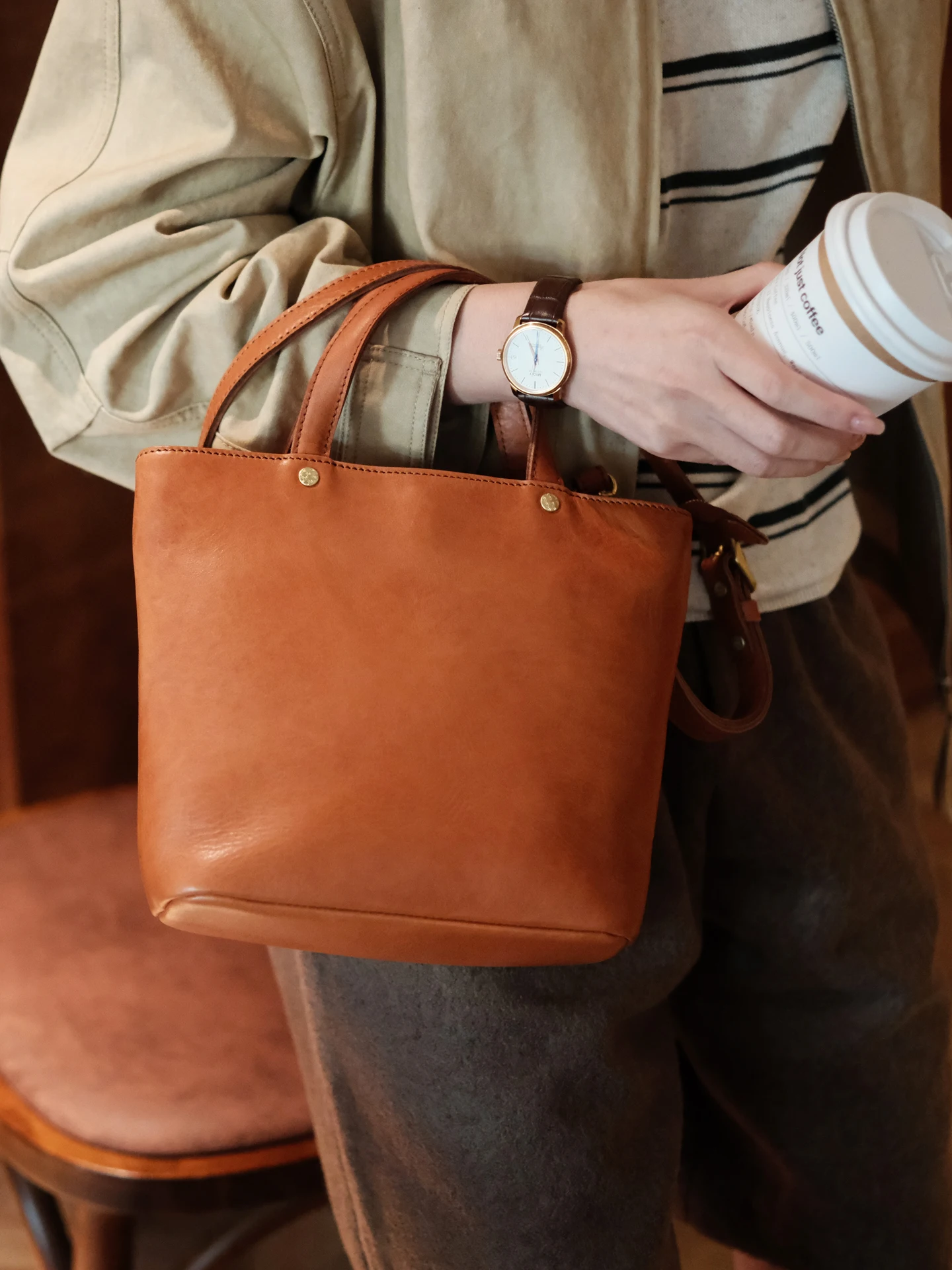 Повседневная простая женская сумка из высококачественной натуральной кожи для выходных и вечеринок, женская сумка через плечо из натуральной коровьей кожи ручной работы
Повседневная простая женская сумка из высококачественной натуральной кожи для выходных и вечеринок, женская сумка через плечо из натуральной коровьей кожи ручной работы