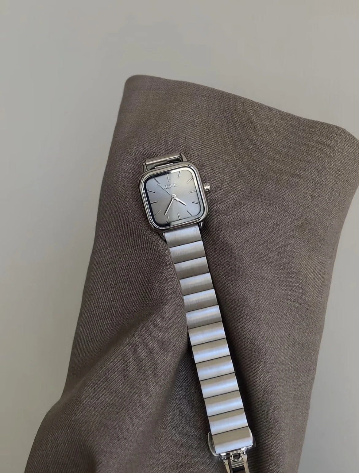 Original Gift Simple Temperament High-end Square Luxury Silver-gray Steel Band Quartz Watch for Women Gift for Girlfriend 
Original Gift Simple Temperament High-end Square Luxury Silver-gray Steel Band Quartz Watch for Women Gift for Girlfriend