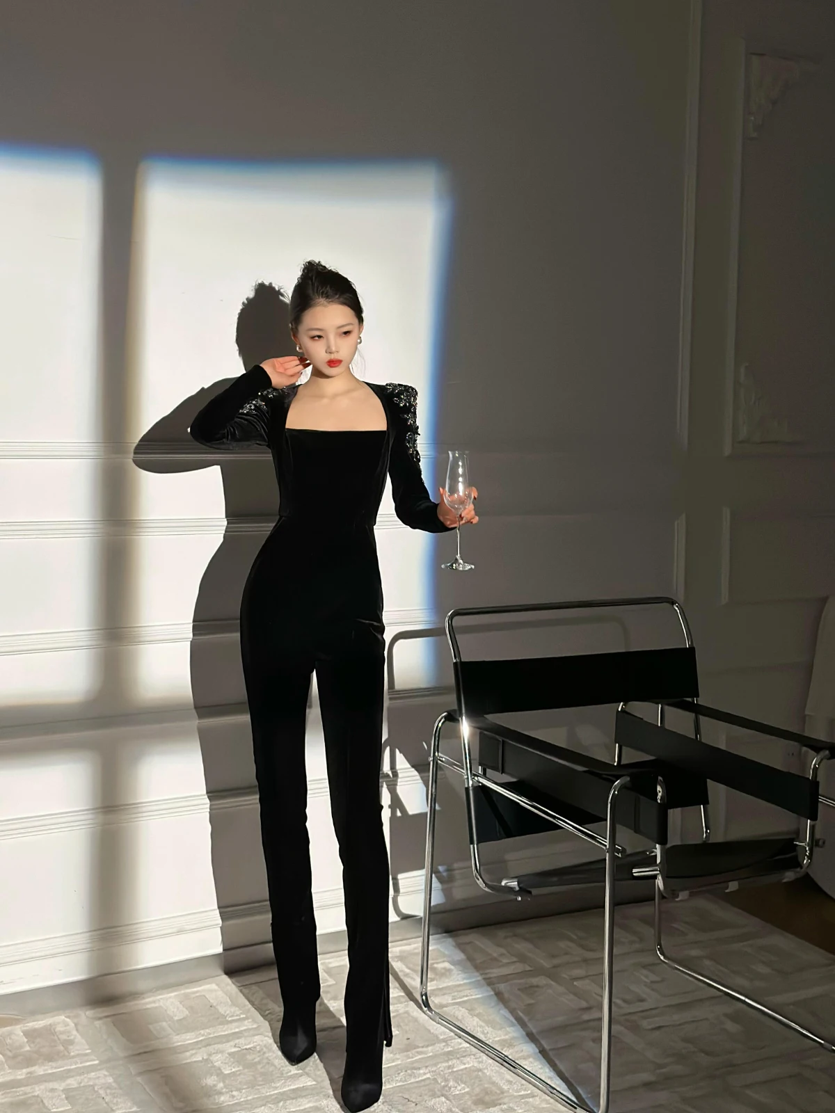 XULU, оригинальный дизайн, бархатный, с высокой талией, с тяжелыми украшениями, модный универсальный квадратный воротник, прямоугольный воротник, длинный...
XULU, оригинальный дизайн, бархатный, с высокой талией, с тяжелыми украшениями, модный универсальный квадратный воротник, прямоугольный воротник, длинный...