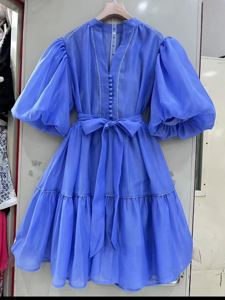 Vintage solid color V-neck lantern short sleeve stand collar waist tie loose dress summer new big swing slim A-line skirt.
Vintage solid color V-neck lantern short sleeve stand collar waist tie loose dress summer new big swing slim A-line skirt.