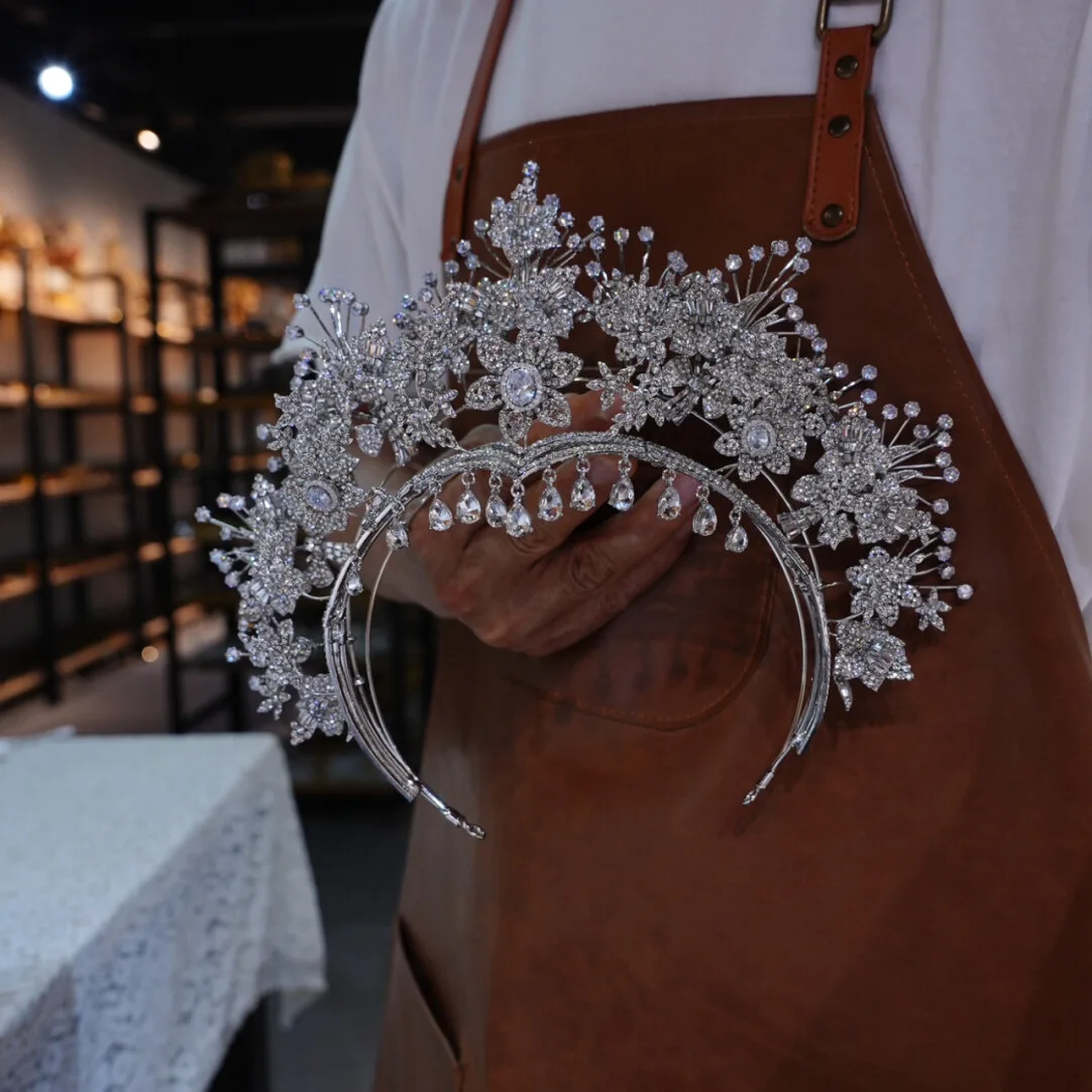 Baroque Oversize Zircon Wedding Tassels Tiaras Crystal Bridal Headband Evening New Design Bridal Hair Accessory for Brides
Baroque Oversize Zircon Wedding Tassels Tiaras Crystal Bridal Headband Evening New Design Bridal Hair Accessory for Brides