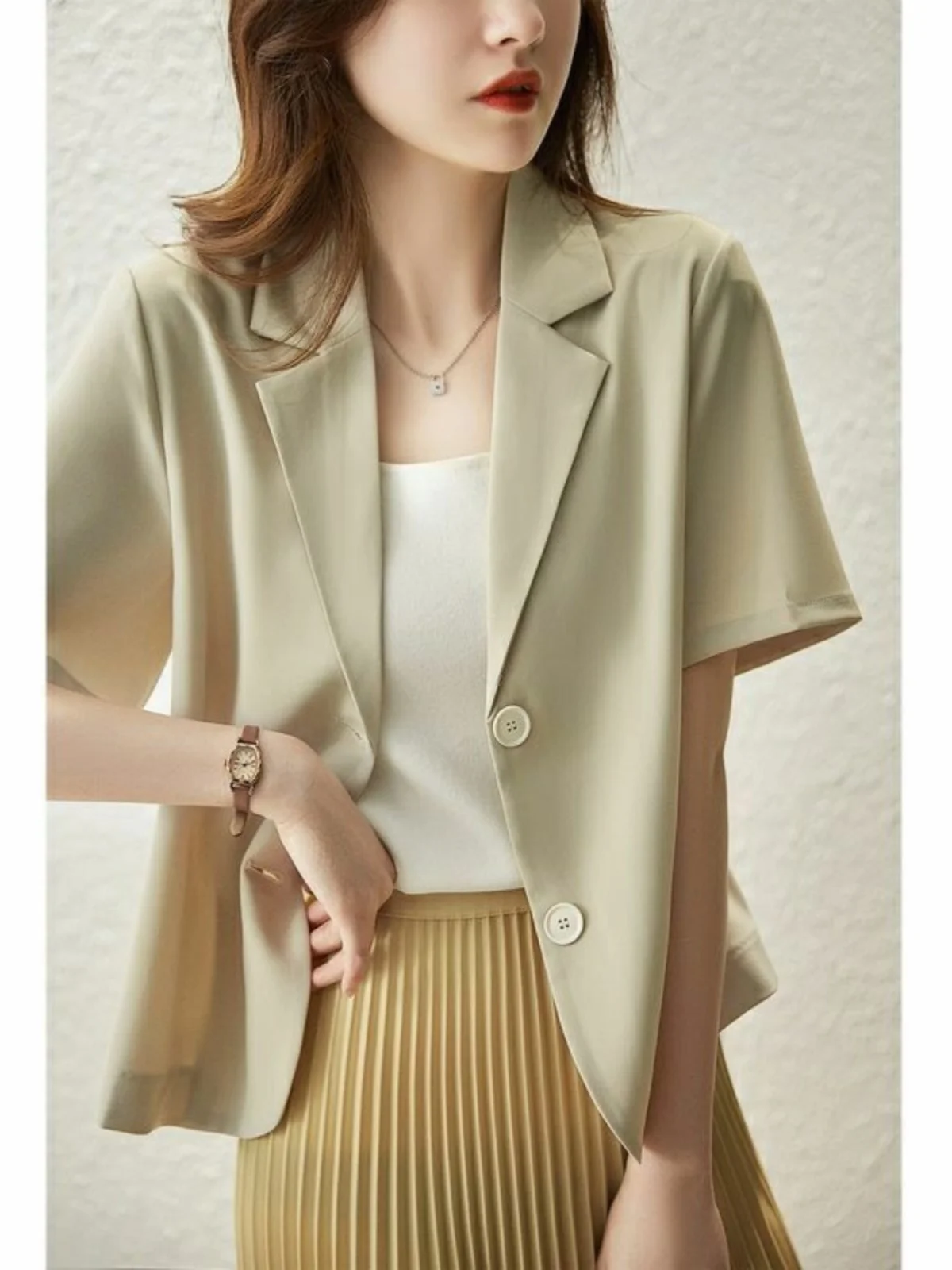 Elegant Casual Short Sleeve Suit Jacket Women's Loose Fit Style Compact Design Spring Summer New Arrival Single Button Closure
Elegant Casual Short Sleeve Suit Jacket Women's Loose Fit Style Compact Design Spring Summer New Arrival Single Button Closure
