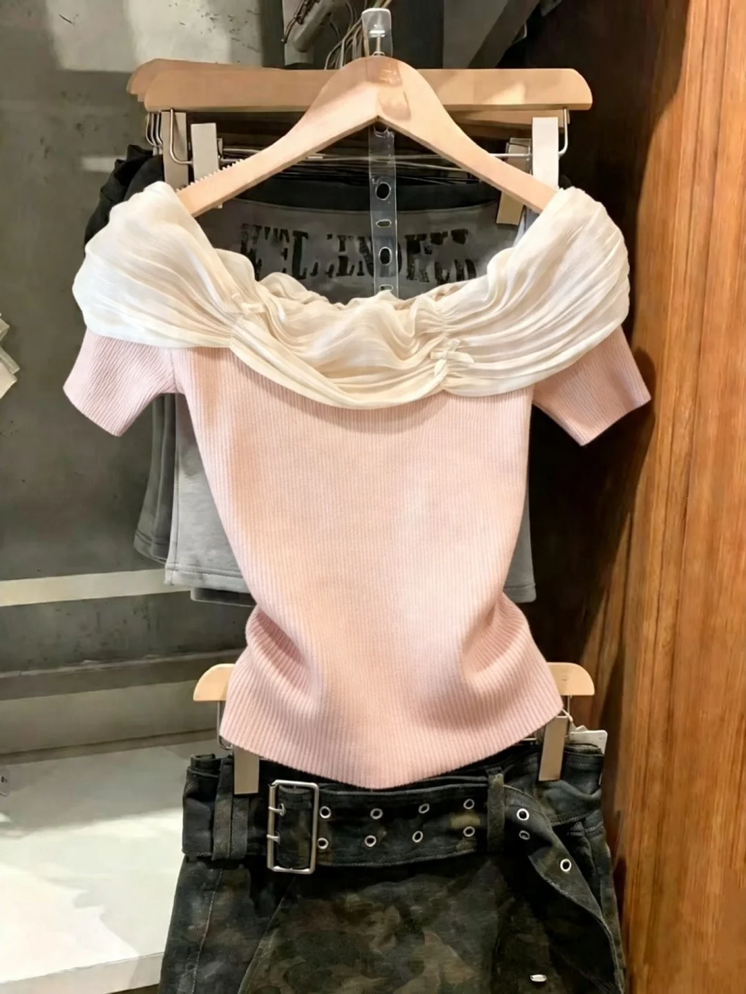 Elegant Knitted Short Sleeve One Shoulder Women's Top Premium Quality Fashionable Summer Shirt Casual Style Universal Fit
Elegant Knitted Short Sleeve One Shoulder Women's Top Premium Quality Fashionable Summer Shirt Casual Style Universal Fit