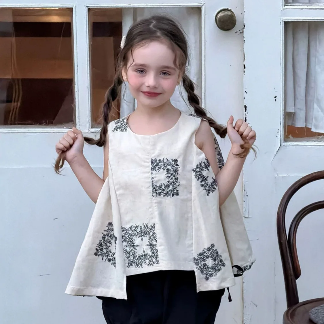 Girls' ethnic style vest 2026 summer children's cotton and linen loose doll shirt baby heavy embroidery sleeveless top
Girls' ethnic style vest 2026 summer children's cotton and linen loose doll shirt baby heavy embroidery sleeveless top