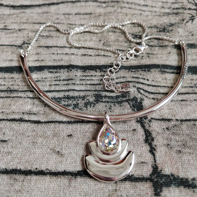 Versatile temperament pendant with water droplet shaped sparkling diamond collarbone chain, daily commuting accessory
Versatile temperament pendant with water droplet shaped sparkling diamond collarbone chain, daily commuting accessory