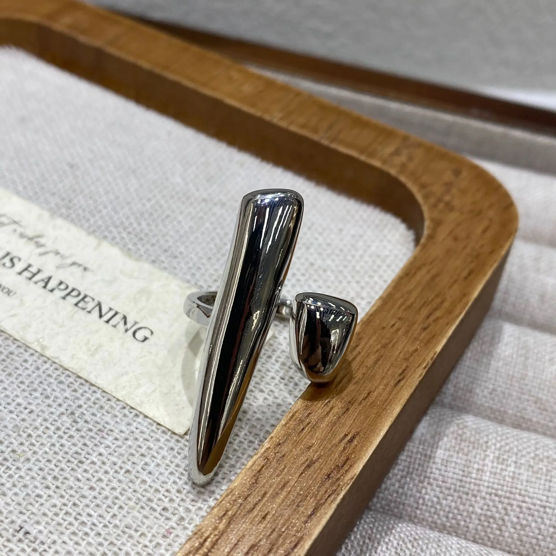 Minimalist Geometric Metal Ring For Women Cold Tone Round Stick Waterdrop Design Niche Advanced Index Finger Ring
Minimalist Geometric Metal Ring For Women Cold Tone Round Stick Waterdrop Design Niche Advanced Index Finger Ring