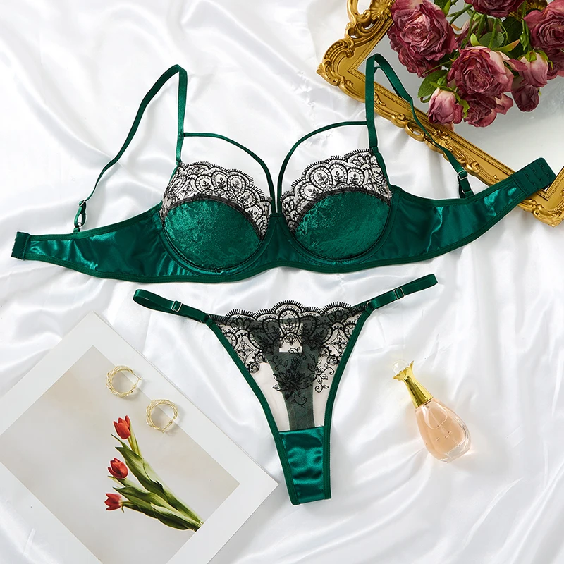 Sexy Velvet Lingerie Set Dark Green Women's Underwear Pure Desire Lace Splicing Hot Lingerie Three-Point Bra and Panties Sets
Sexy Velvet Lingerie Set Dark Green Women's Underwear Pure Desire Lace Splicing Hot Lingerie Three-Point Bra and Panties Sets
