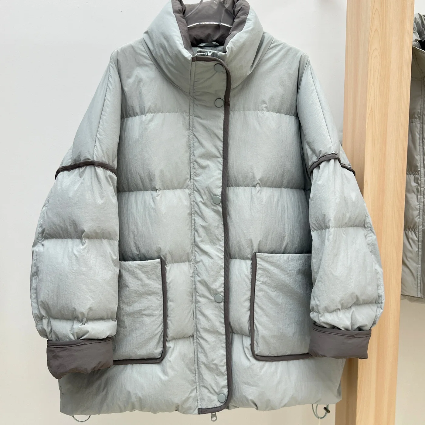 Женская зимняя куртка большого размера, утепленная, с воротником-стойкой, на белом утином пуху, новая модная теплая модель в корейском стиле
Женская зимняя куртка большого размера, утепленная, с воротником-стойкой, на белом утином пуху, новая модная теплая модель в корейском стиле