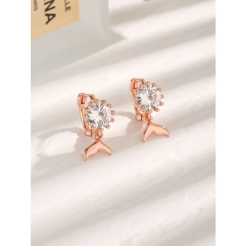 Simple Jewelry Retro Women's S925 Silver and White Zirconium Flower Fishtail Rose Ear Buckle Zircon Stud Earrings
Simple Jewelry Retro Women's S925 Silver and White Zirconium Flower Fishtail Rose Ear Buckle Zircon Stud Earrings