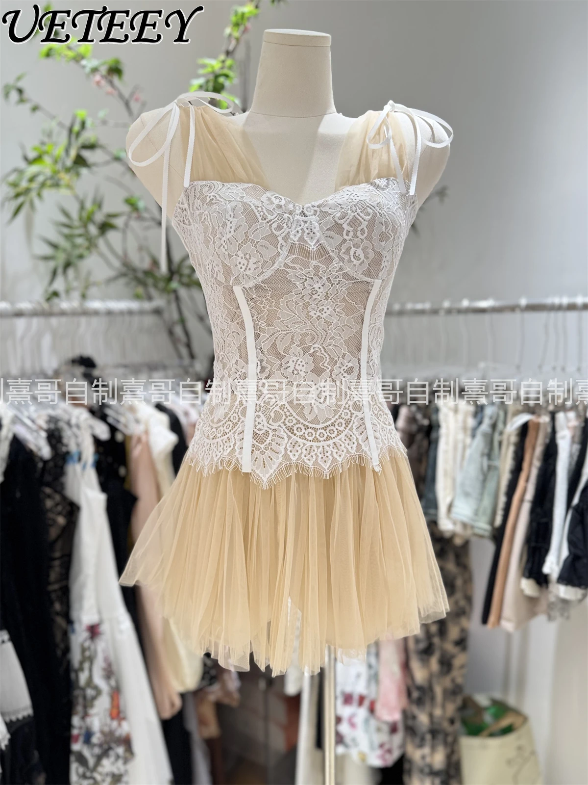 French Pure Desire Wind Lace Splicing Mesh Sling Vest Women's Summer New Design Sense Niche Sleeveless Top Trendy Suit
French Pure Desire Wind Lace Splicing Mesh Sling Vest Women's Summer New Design Sense Niche Sleeveless Top Trendy Suit