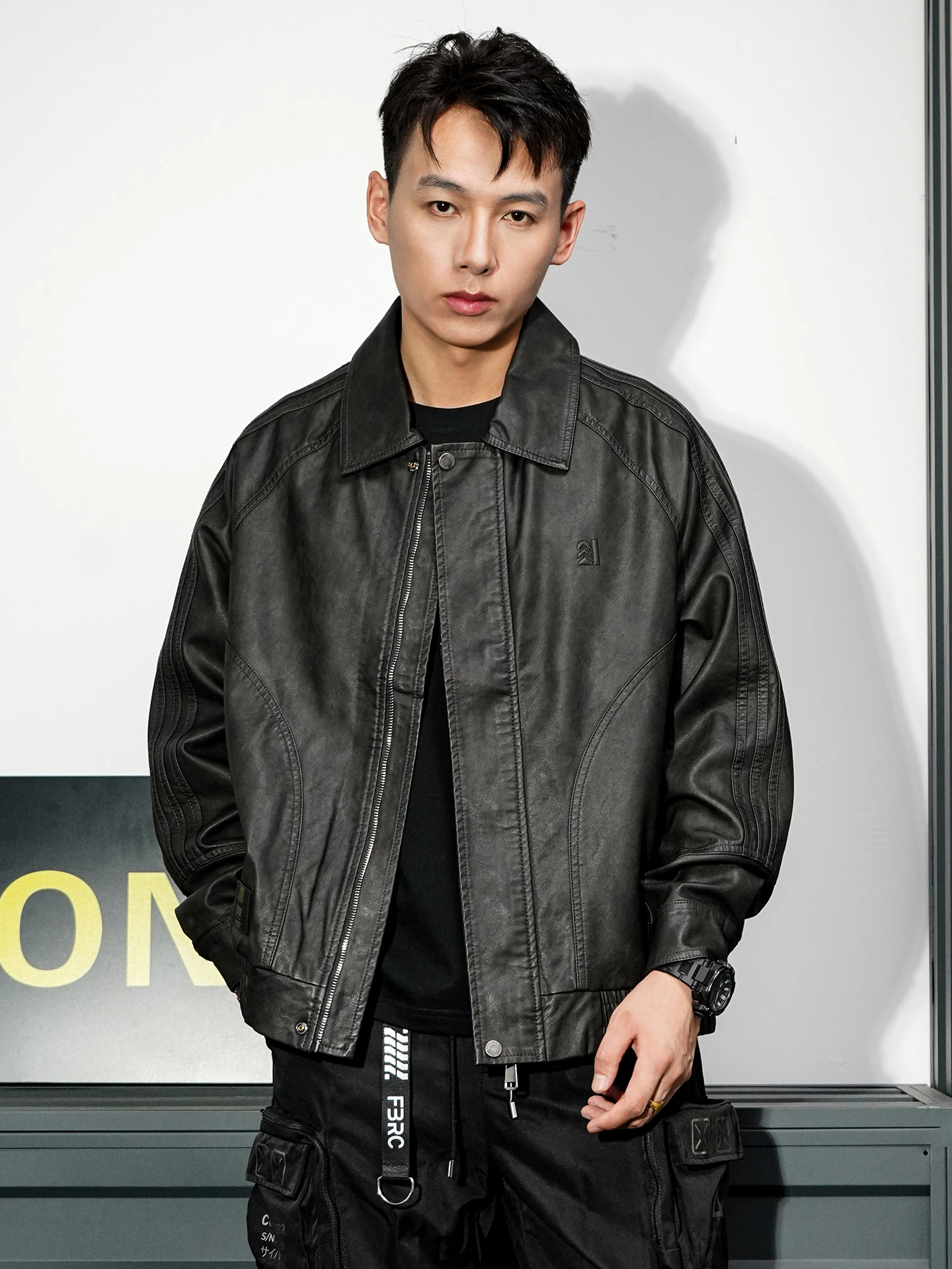 Мужская куртка из высококачественной искусственной кожи в американском ретро-стиле, модная байкерская куртка, новая осенне-зимняя верхняя одежда
Мужская куртка из высококачественной искусственной кожи в американском ретро-стиле, модная байкерская куртка, новая осенне-зимняя верхняя одежда