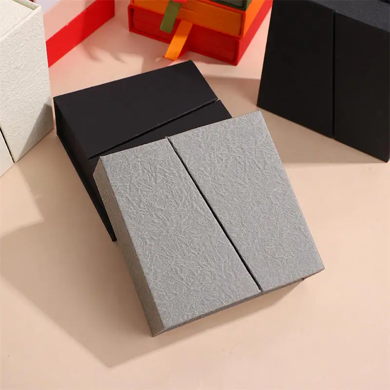 Магнитная подарочная коробка-флип с двойным открыванием для ювелирных изделий (серьги, колье, кольца), органайзер из плотной крафт-бумаги, модель 2026
Магнитная подарочная коробка-флип с двойным открыванием для ювелирных изделий (серьги, колье, кольца), органайзер из плотной крафт-бумаги, модель 2026