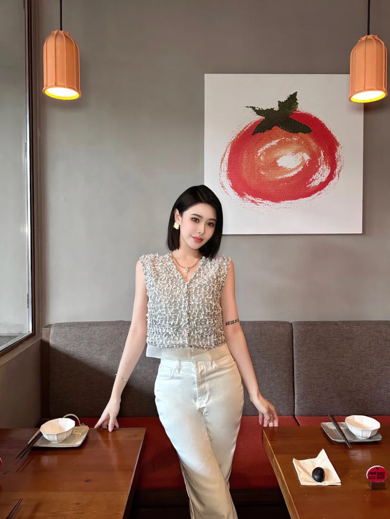 Korean style girl luxury fashion casual trend elegant and generous age reducing sleeveless patchwork button vest top
Korean style girl luxury fashion casual trend elegant and generous age reducing sleeveless patchwork button vest top