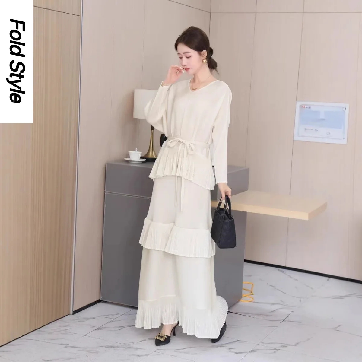 Miyake Fashion Pleated Women's Dress Loose Lace-up Solid Color Floor-lengrh Female Dresses 2025 Spring New Tide
Miyake Fashion Pleated Women's Dress Loose Lace-up Solid Color Floor-lengrh Female Dresses 2025 Spring New Tide