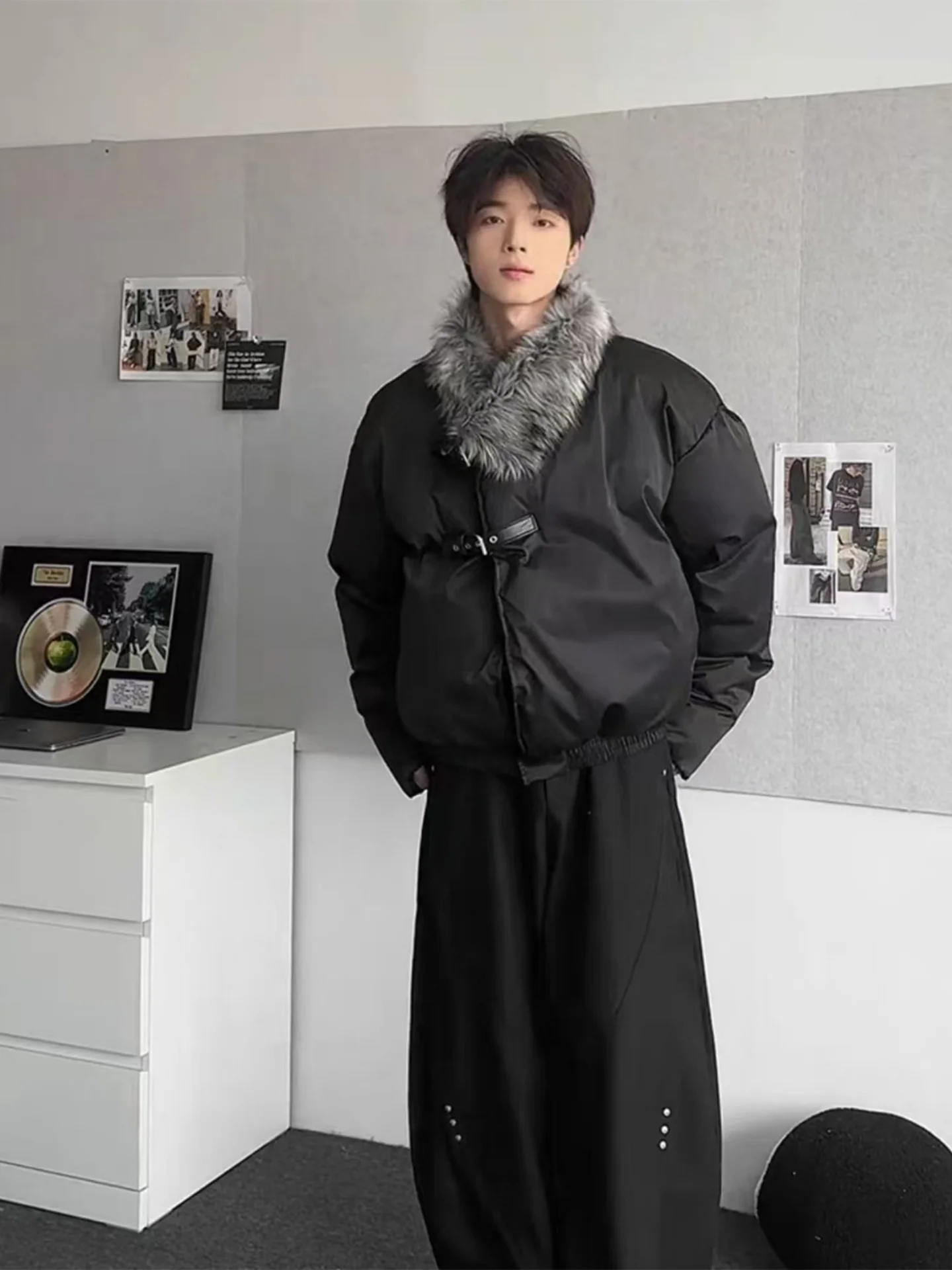 Мужская зимняя куртка из хлопка с меховым воротником и кожаными пуговицами, утепленная, Cleanfit Mountain Eagle, с хлопковым наполнителем
Мужская зимняя куртка из хлопка с меховым воротником и кожаными пуговицами, утепленная, Cleanfit Mountain Eagle, с хлопковым наполнителем