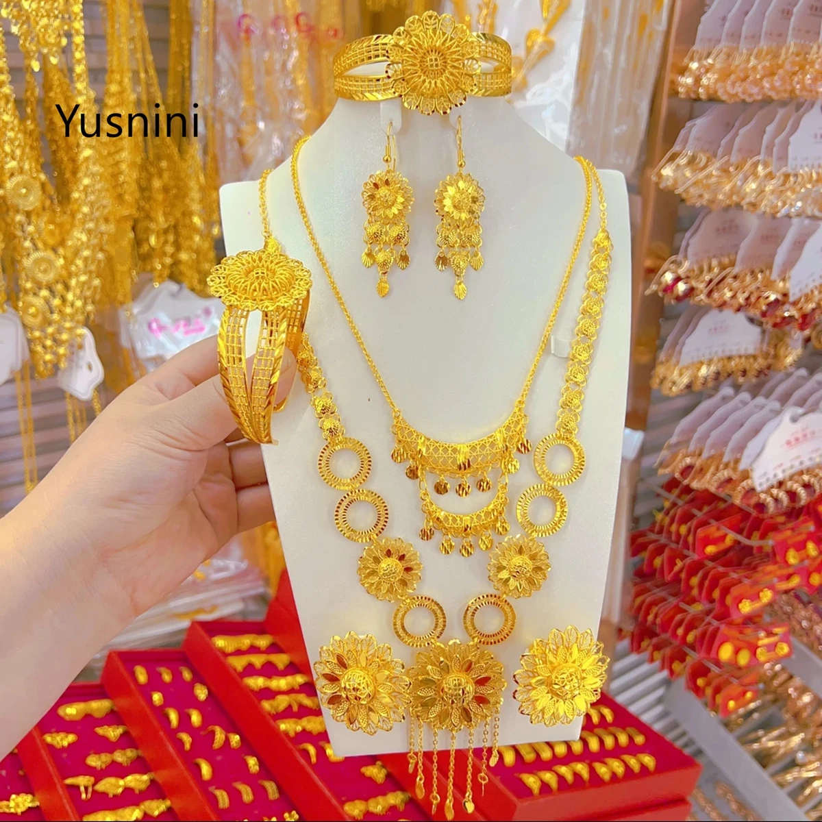 New Dubai Fashion High end 24K Gold Plated Necklace Earrings Rings Bracelets Exquisite Engagement Party Jewelry Set for Lovers
New Dubai Fashion High end 24K Gold Plated Necklace Earrings Rings Bracelets Exquisite Engagement Party Jewelry Set for Lovers