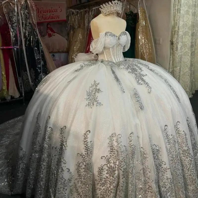 Customized silvery Shiny Quinceanera Dresses Ball Gown Off Shoulder Appliques Bow Beads Tull Flower 16 Dress Vestidos 15 De Anos
Customized silvery Shiny Quinceanera Dresses Ball Gown Off Shoulder Appliques Bow Beads Tull Flower 16 Dress Vestidos 15 De Anos