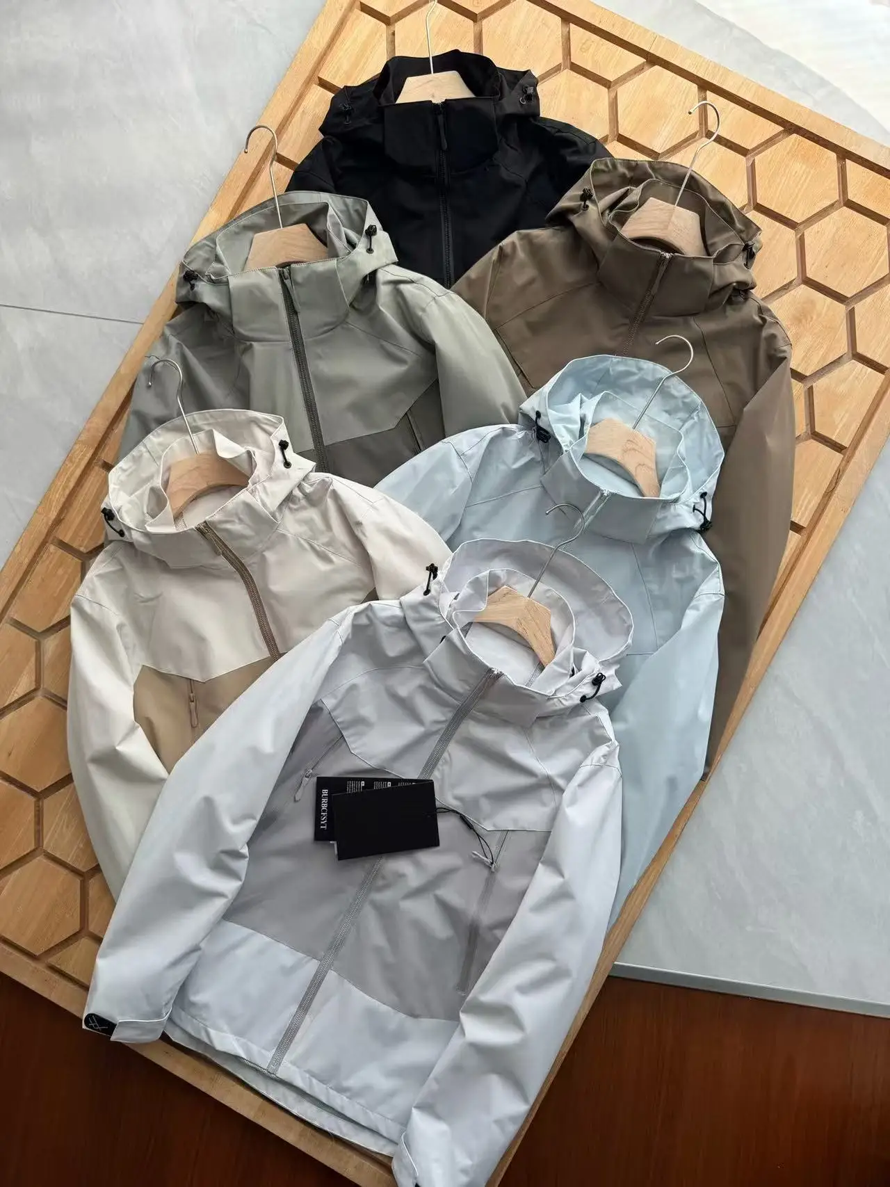 Уличная ветрозащитная водонепроницаемая демисезонная куртка-парка с капюшоном для мужчин и женщин, для походов, альпинизма и работы
Уличная ветрозащитная водонепроницаемая демисезонная куртка-парка с капюшоном для мужчин и женщин, для походов, альпинизма и работы