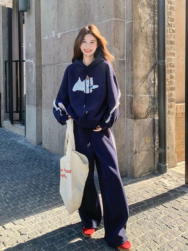 Комплект из худи с мультяшным принтом и брюк с широкими штанинами, женский повседневный костюм-двойка, весенне-осенний модный и удобный комплект
Комплект из худи с мультяшным принтом и брюк с широкими штанинами, женский повседневный костюм-двойка, весенне-осенний модный и удобный комплект