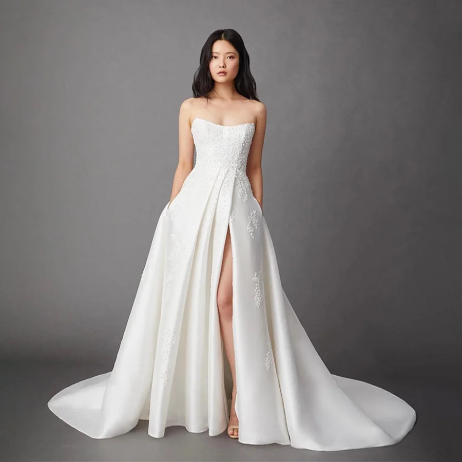 High Quantity Off-shoulder Sleeveless Satin Wedding Gown With Appliques Backless And Buttons Wedding Dress For Women
High Quantity Off-shoulder Sleeveless Satin Wedding Gown With Appliques Backless And Buttons Wedding Dress For Women