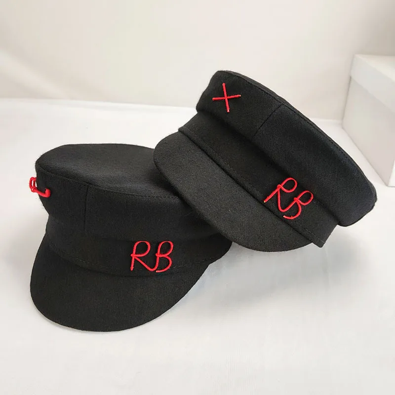 Зимняя женская кепка-газетчица с вышивкой R&B, темно-синяя, теплая шерстяная кепка с козырьком для улицы, новинка 2026 года от дизайнерского бренда
Зимняя женская кепка-газетчица с вышивкой R&B, темно-синяя, теплая шерстяная кепка с козырьком для улицы, новинка 2026 года от дизайнерского бренда