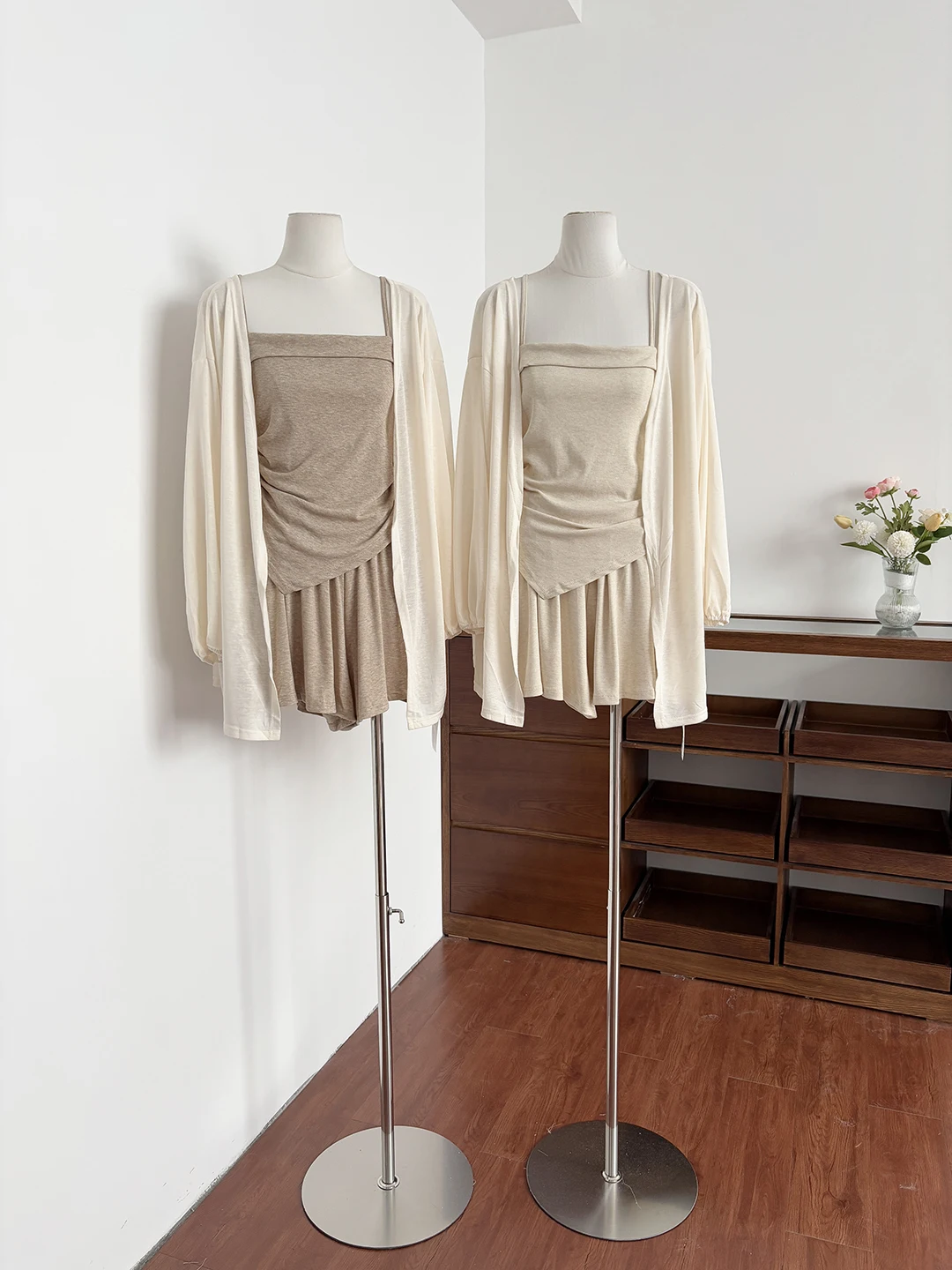 Summer 2026 Korean Style Lazy Casual Slimming Open Cardigan Strap Vest Loose Wide Leg Pants Three Piece Set Women's Fashion
Summer 2026 Korean Style Lazy Casual Slimming Open Cardigan Strap Vest Loose Wide Leg Pants Three Piece Set Women's Fashion