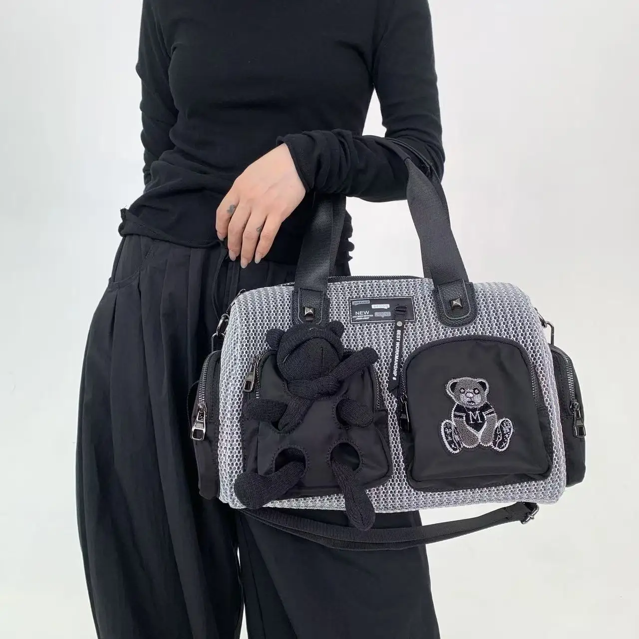 Y2K personalized spliced street shoulder bag with large capacity and multiple pockets, vintage crossbody handbag
Y2K personalized spliced street shoulder bag with large capacity and multiple pockets, vintage crossbody handbag