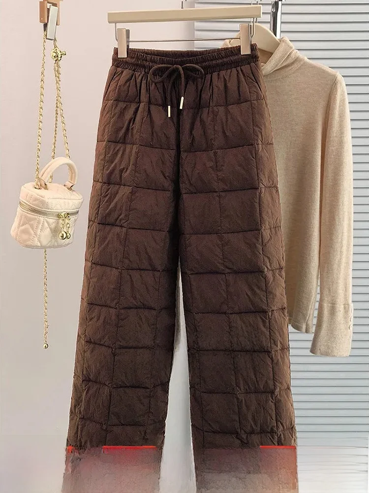 Легкие пуховые хлопковые брюки кофейного цвета, женская зима 2025 года, уличная одежда, европейский модный хлопковый сэндвич, теплый широкий фонарь...
Легкие пуховые хлопковые брюки кофейного цвета, женская зима 2025 года, уличная одежда, европейский модный хлопковый сэндвич, теплый широкий фонарь...