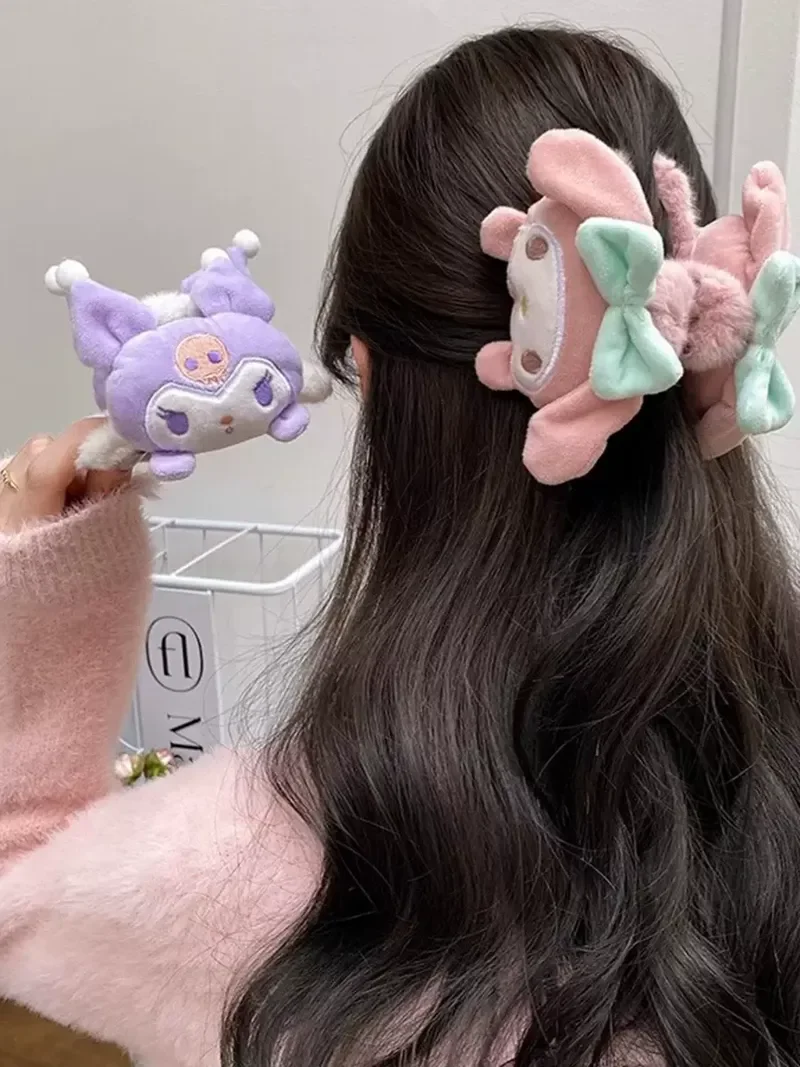 Заколка для волос Sanrio осень-зима аксессуары для волос задняя часть головы искусственная крупная заколка для царапин плюшевая заколка для акулы головной убор
Заколка для волос Sanrio осень-зима аксессуары для волос задняя часть головы искусственная крупная заколка для царапин плюшевая заколка для акулы головной убор