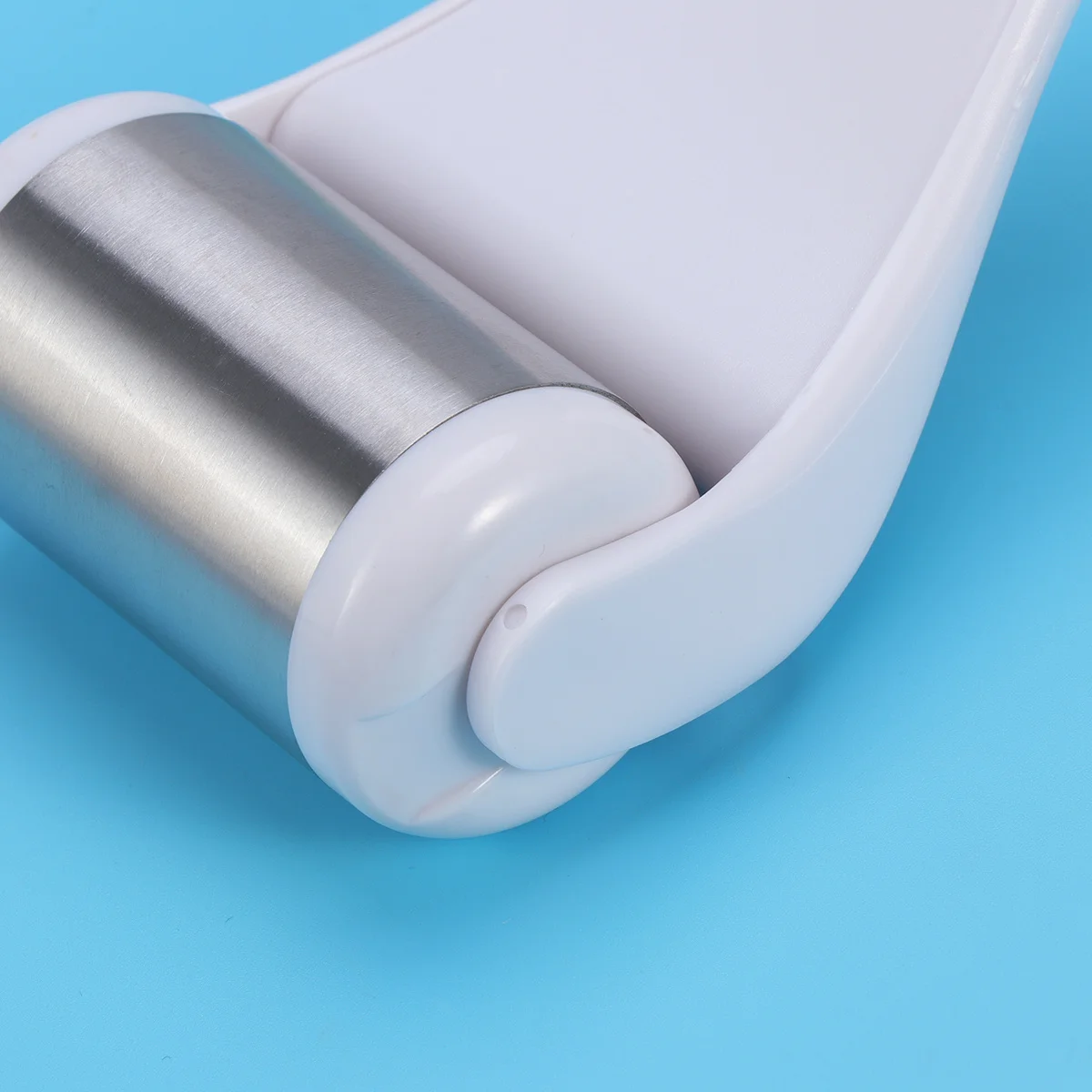 Skin Cool Massager for Face Body Massage Facial Skin Care Preventing Wrinkle Roller (White)
Skin Cool Massager for Face Body Massage Facial Skin Care Preventing Wrinkle Roller (White)