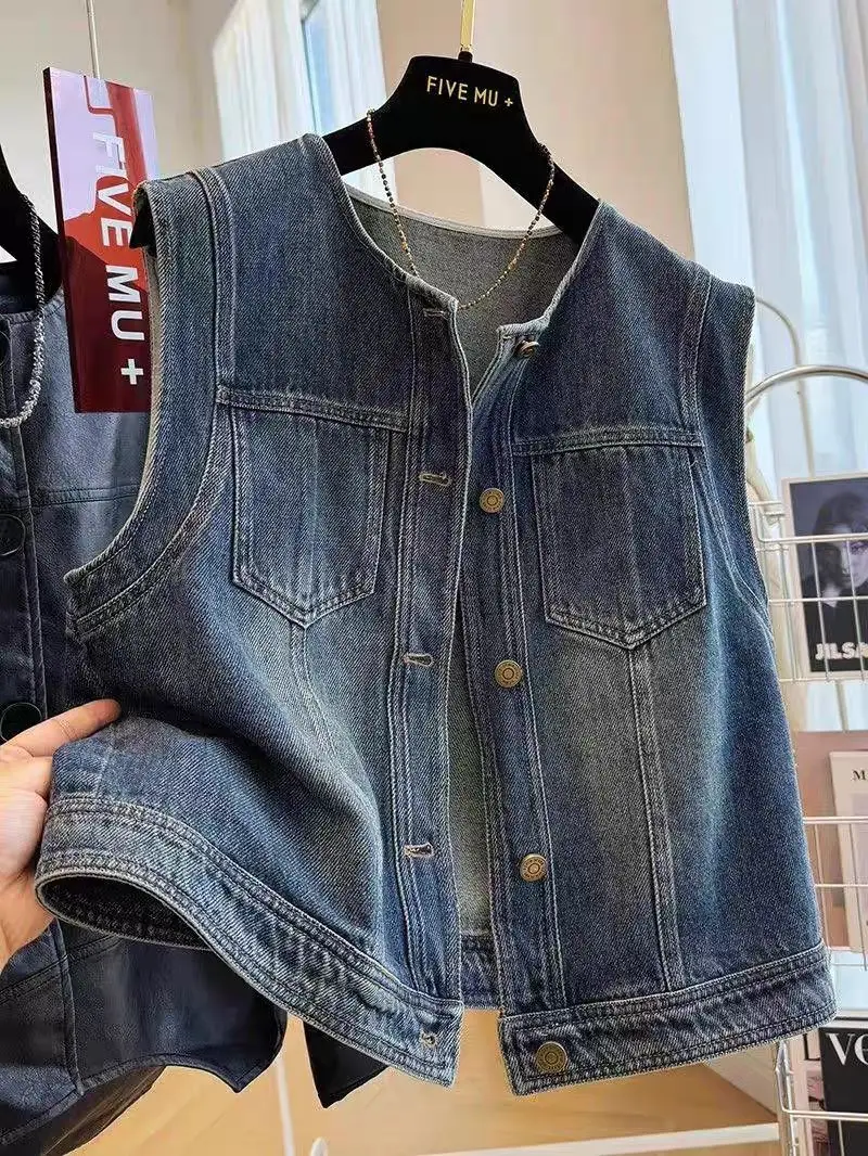 2025 Summer new Fashion V-Neck Denim Vest Women Short Sleeveless Jacket Casual Single-Breasted Jean Waistcoat Female
2025 Summer new Fashion V-Neck Denim Vest Women Short Sleeveless Jacket Casual Single-Breasted Jean Waistcoat Female