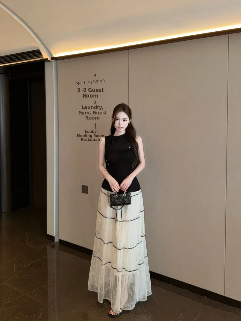 Fashionable Lace Halter Neck Sleeveless Top And High Waist Skirt Two Piece Set for Women Summer Outfit Ensemble Black Versatile
Fashionable Lace Halter Neck Sleeveless Top And High Waist Skirt Two Piece Set for Women Summer Outfit Ensemble Black Versatile