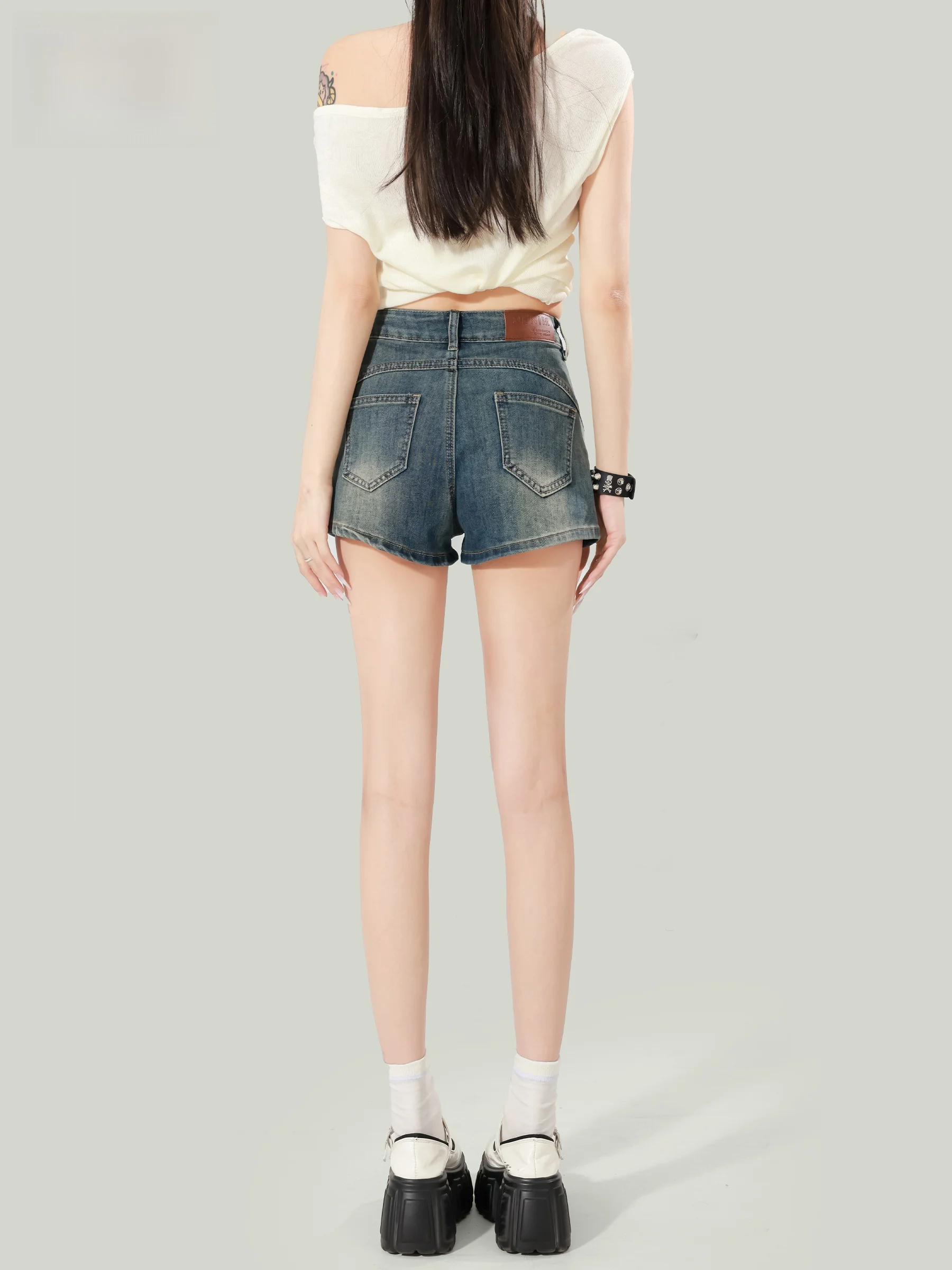 American Style Spicy Girl High Waist Denim Shorts Women's Summer New Rivet Design Slim A-Line Hot Pants Deep Color Wear Resis...
American Style Spicy Girl High Waist Denim Shorts Women's Summer New Rivet Design Slim A-Line Hot Pants Deep Color Wear Resis...
