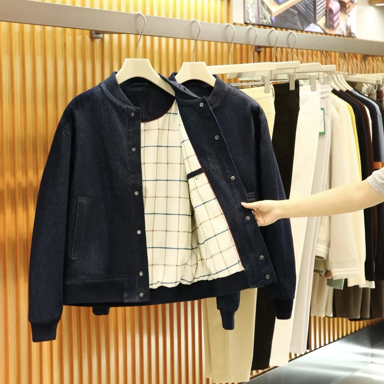 High-End Vintage Indigo Denim Waed Pilot Jaet for Men And Women Faionable Urban Sle Long Sve Baseball Collar Coat
High-End Vintage Indigo Denim Waed Pilot Jaet for Men And Women Faionable Urban Sle Long Sve Baseball Collar Coat